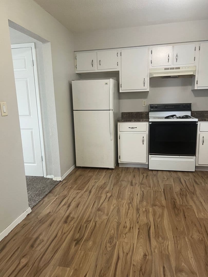 Cedar Rapids Apartment: 3300-3312 Oakland Rd Ne