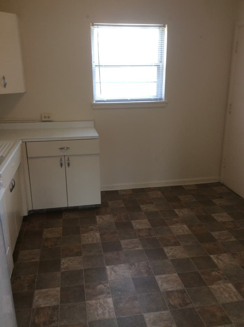 Cedar Rapids Apartment: 1300-1500 Oakland Rd NE