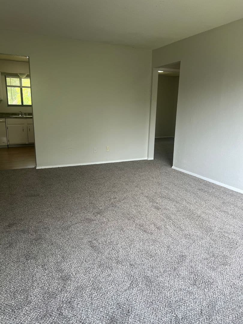 Cedar Rapids Apartment: 3300-3312 Oakland Rd Ne