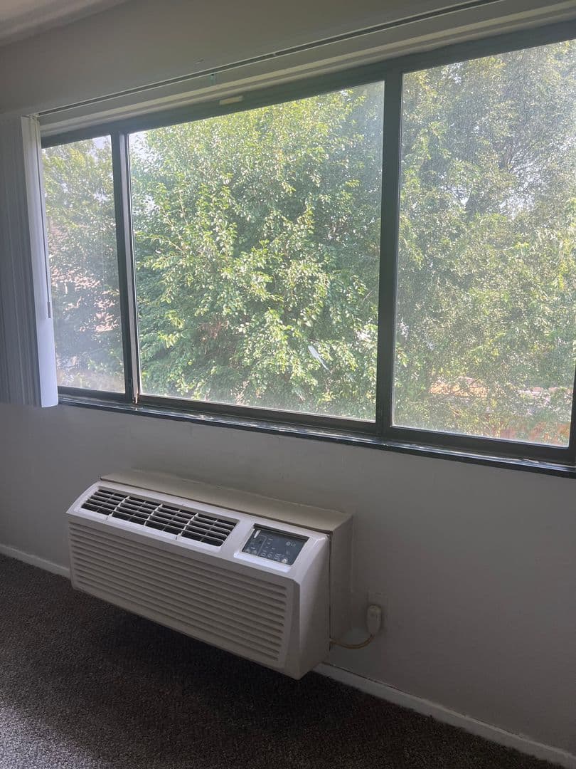 Cedar Rapids Apartment: 3300-3312 Oakland Rd Ne