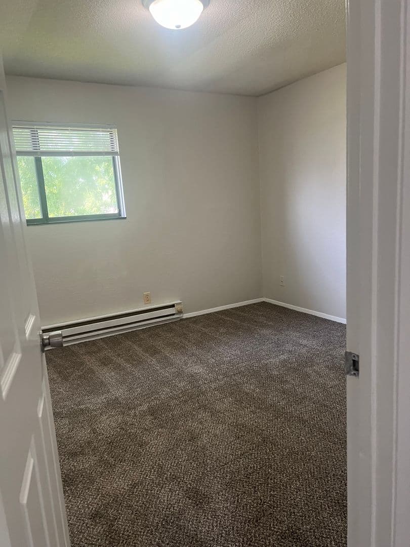 Cedar Rapids Apartment: 3300-3312 Oakland Rd Ne