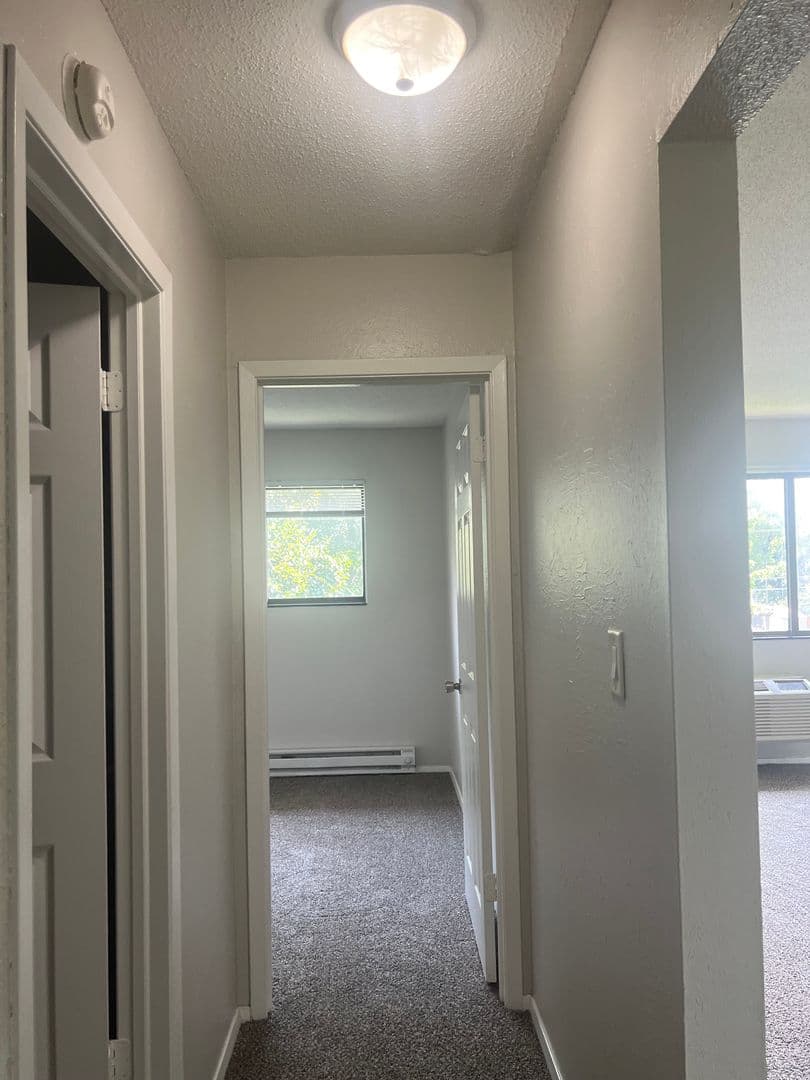 Cedar Rapids Apartment: 3300-3312 Oakland Rd Ne