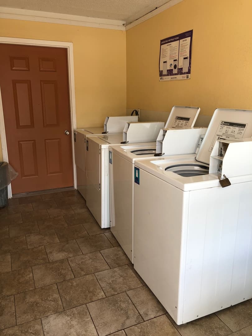 Cedar Rapids Apartment: 3311, 3321 and 3333 Pioneer Ave SE