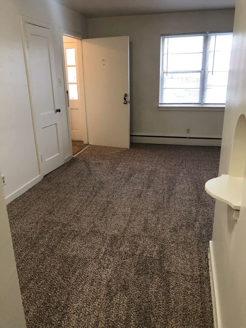Cedar Rapids Apartment: 1300-1500 Oakland Rd NE