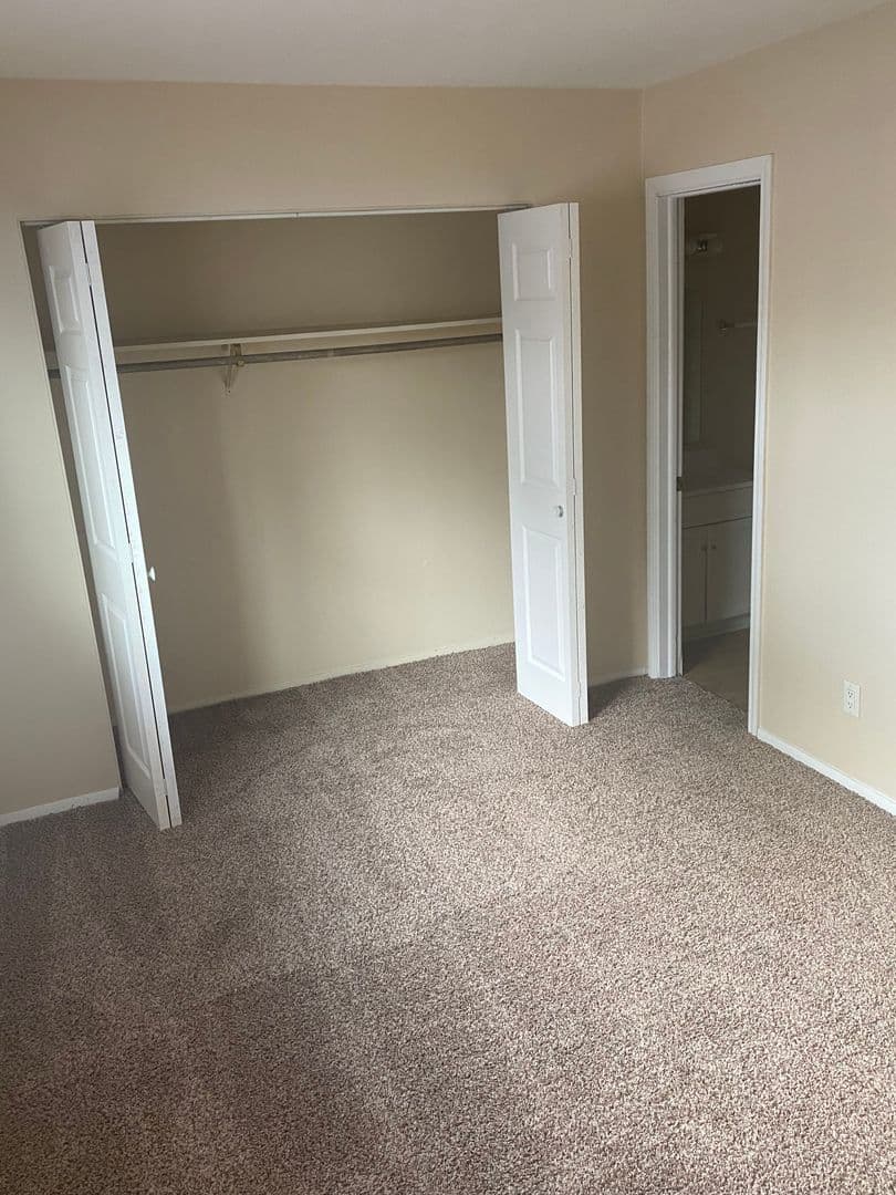 Cedar Rapids Apartment: 1420-1422 Oakland Rd NE