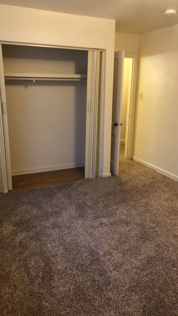 Cedar Rapids Apartment: 1300-1500 Oakland Rd NE