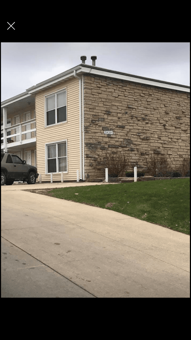 Cedar Rapids Apartment: 1420-1422 Oakland Rd NE