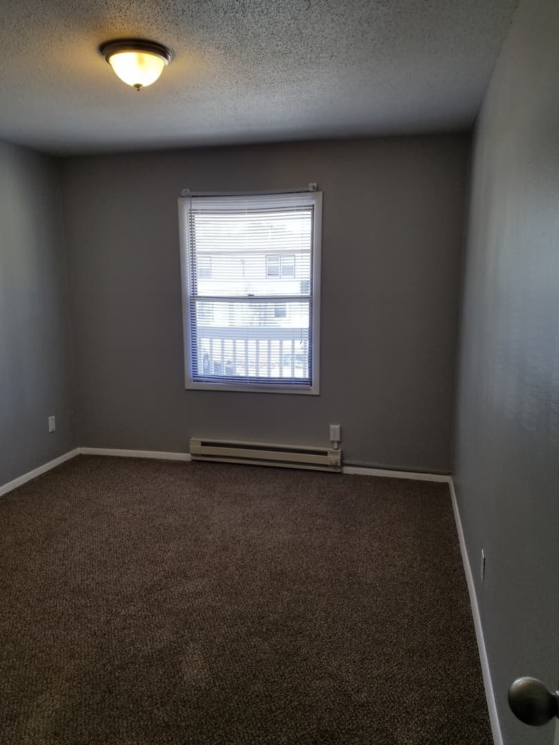 Cedar Rapids Apartment: 3311, 3321 and 3333 Pioneer Ave SE