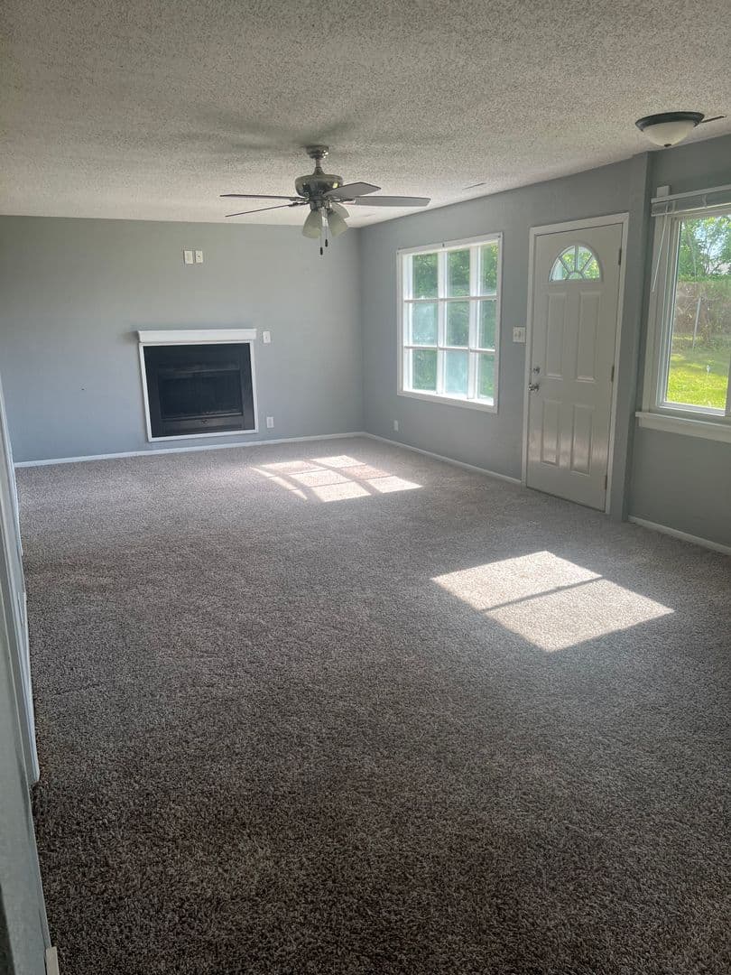 Cedar Rapids House: 1 Oakland Ln NE