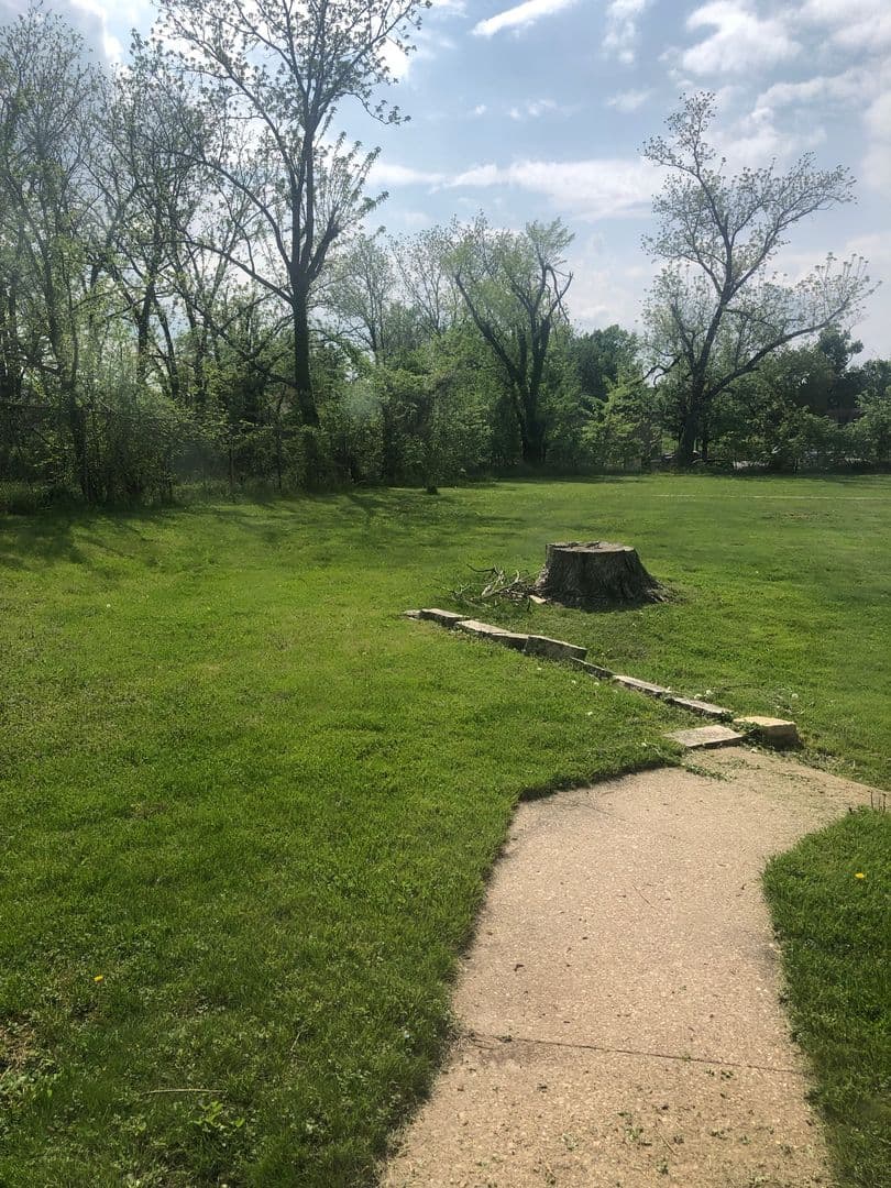 Cedar Rapids House: 1 Oakland Ln NE