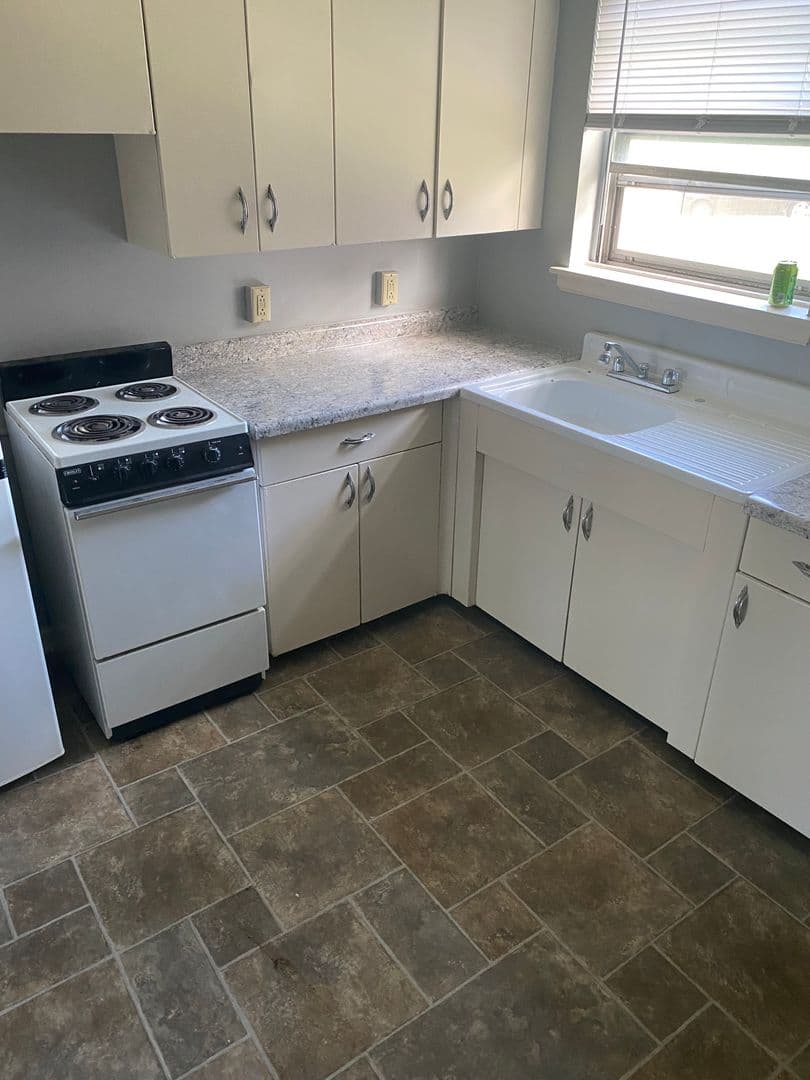 Cedar Rapids Apartment: 1300-1500 Oakland Rd NE