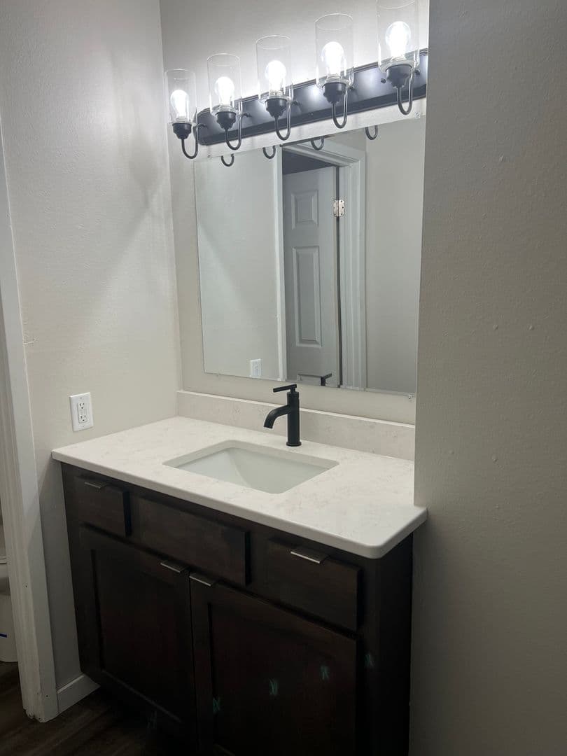 Hiawatha Apartment: 285 Robins Rd
