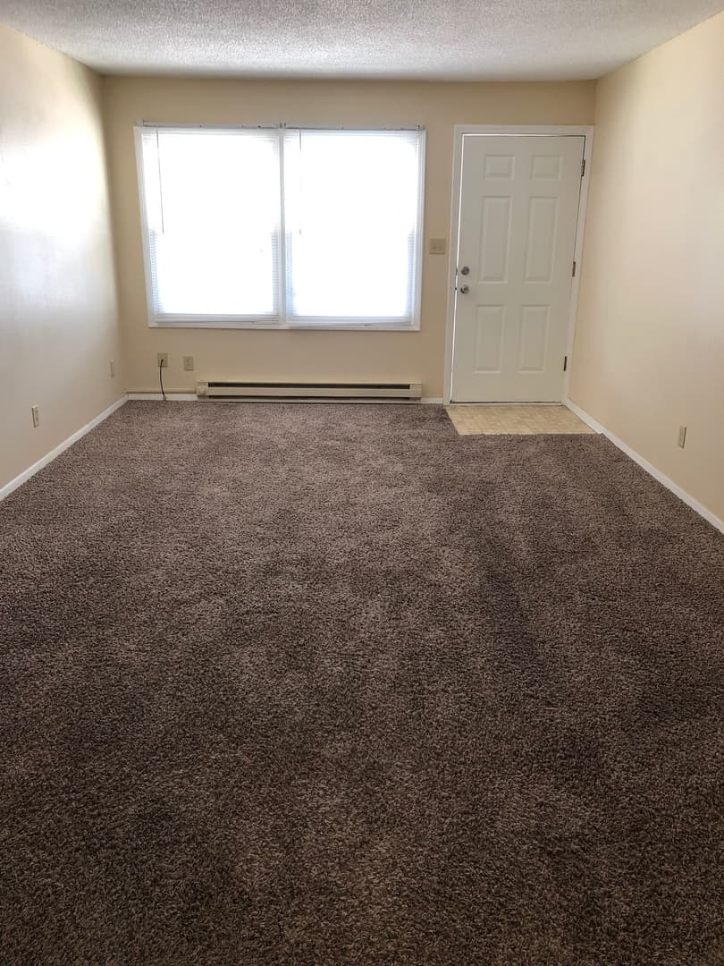 Cedar Rapids Apartment: 3311, 3321 and 3333 Pioneer Ave SE