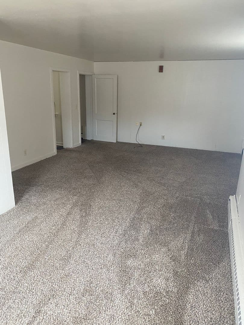 Cedar Rapids Apartment: 1300-1500 Oakland Rd NE