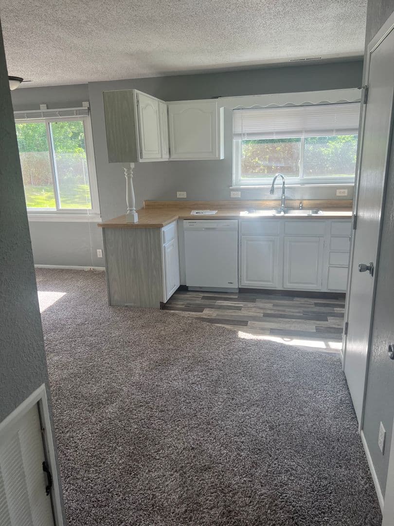 Cedar Rapids House: 1 Oakland Ln NE