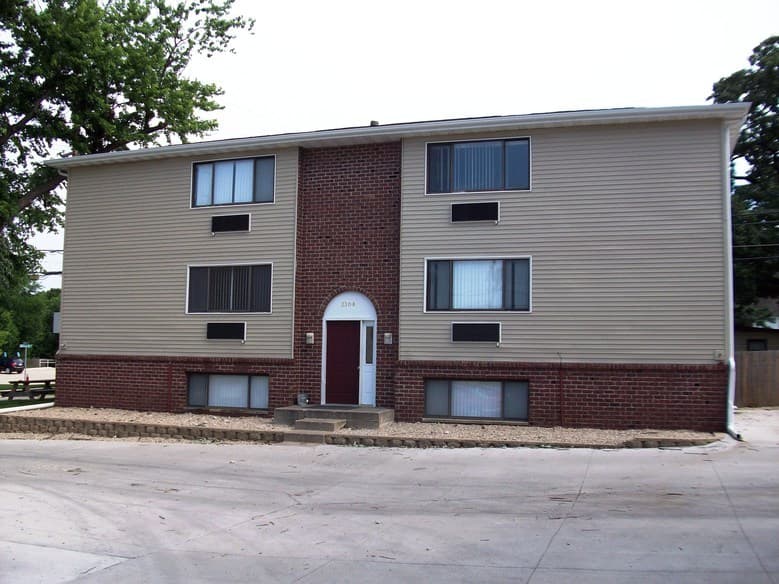 Cedar Rapids Apartment: 3300-3312 Oakland Rd Ne