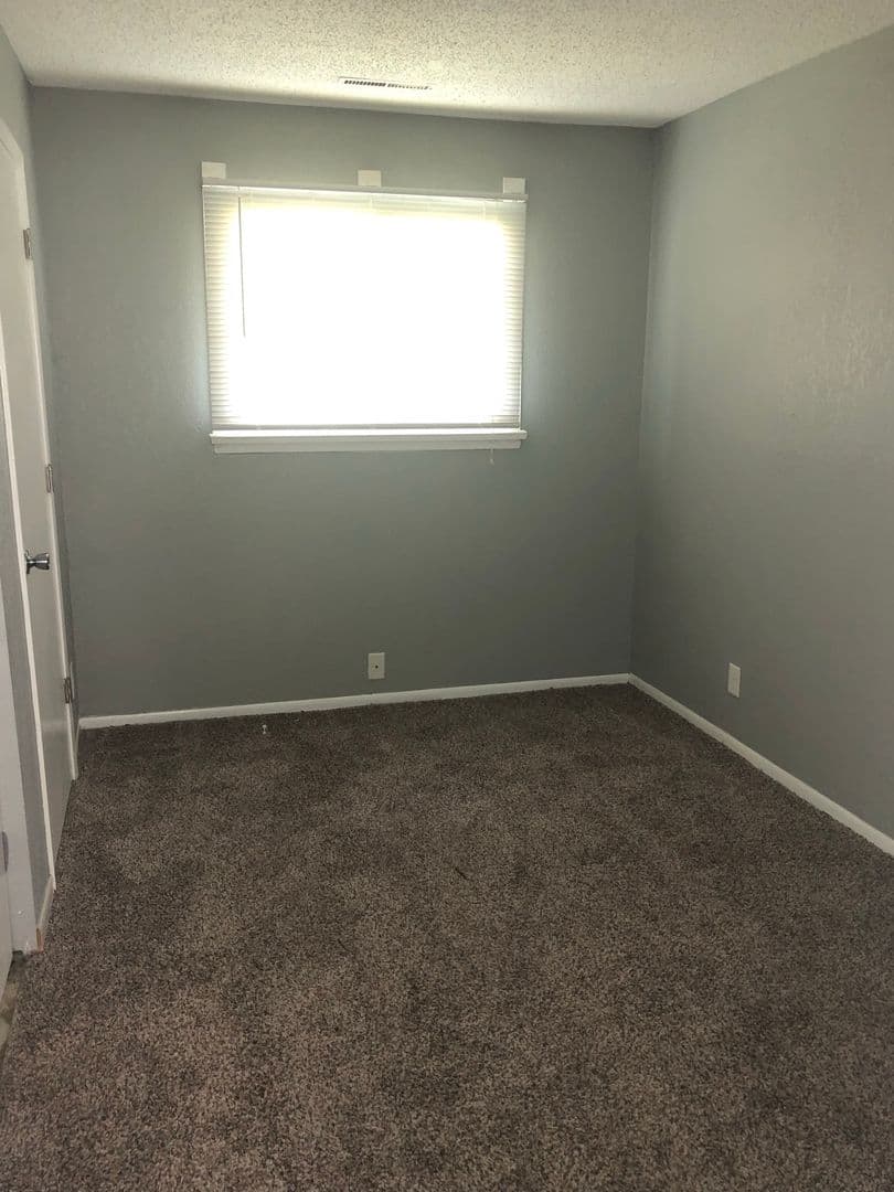 Cedar Rapids House: 1 Oakland Ln NE