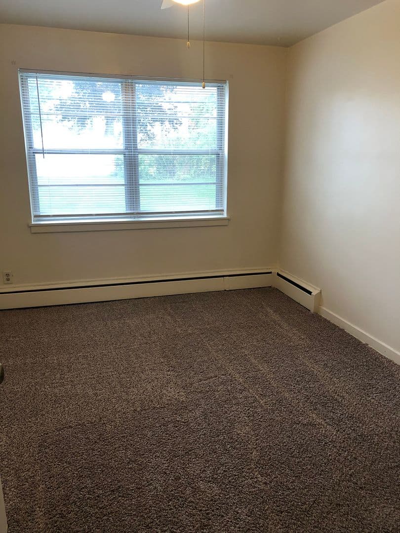 Cedar Rapids Apartment: 1300-1500 Oakland Rd NE