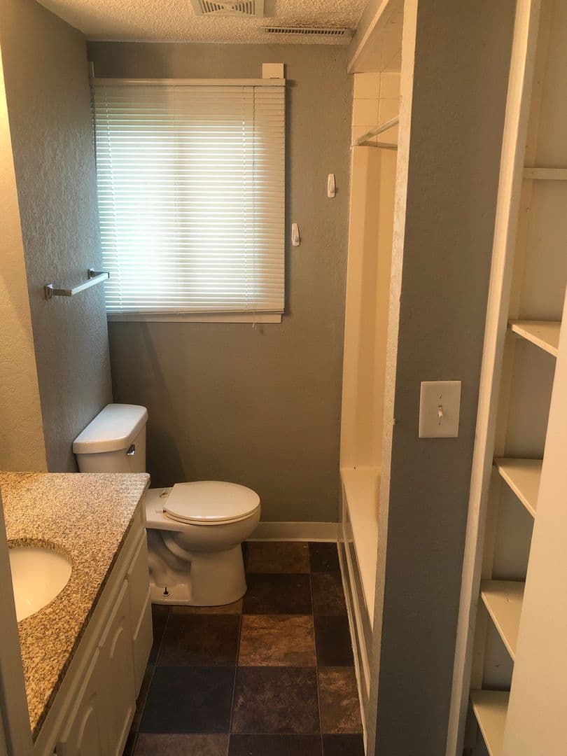 Cedar Rapids House: 1 Oakland Ln NE