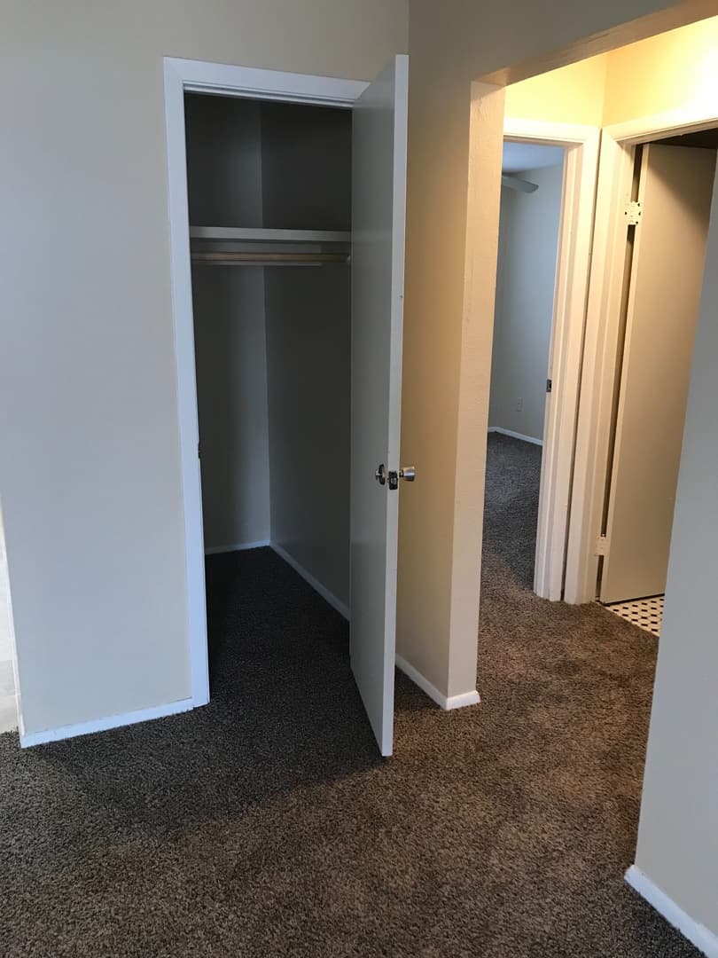 Cedar Rapids Apartment: 3311, 3321 and 3333 Pioneer Ave SE
