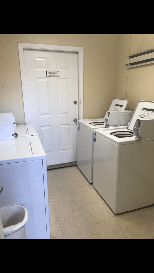 Cedar Rapids Apartment: 1420-1422 Oakland Rd NE