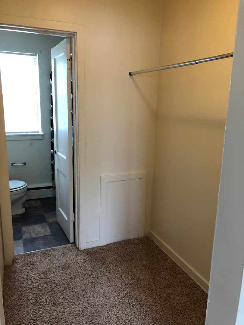 Cedar Rapids Apartment: 1300-1500 Oakland Rd NE