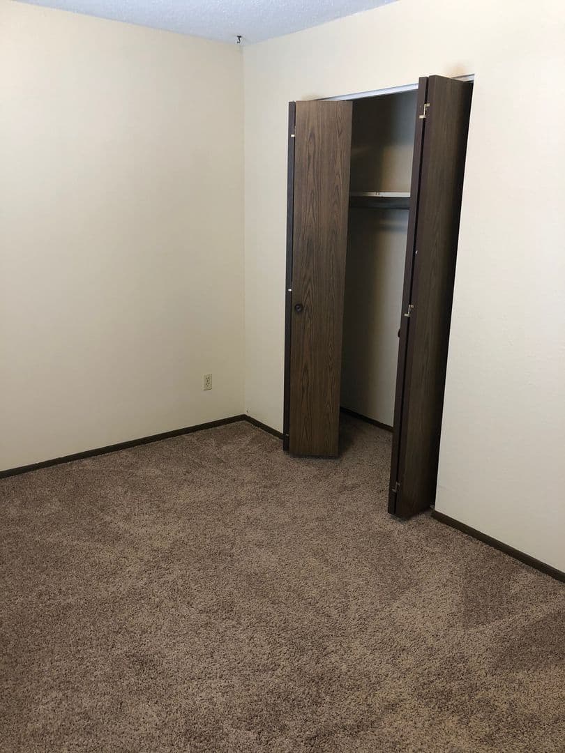 Marion Apartment: 4401 Vasey Ave