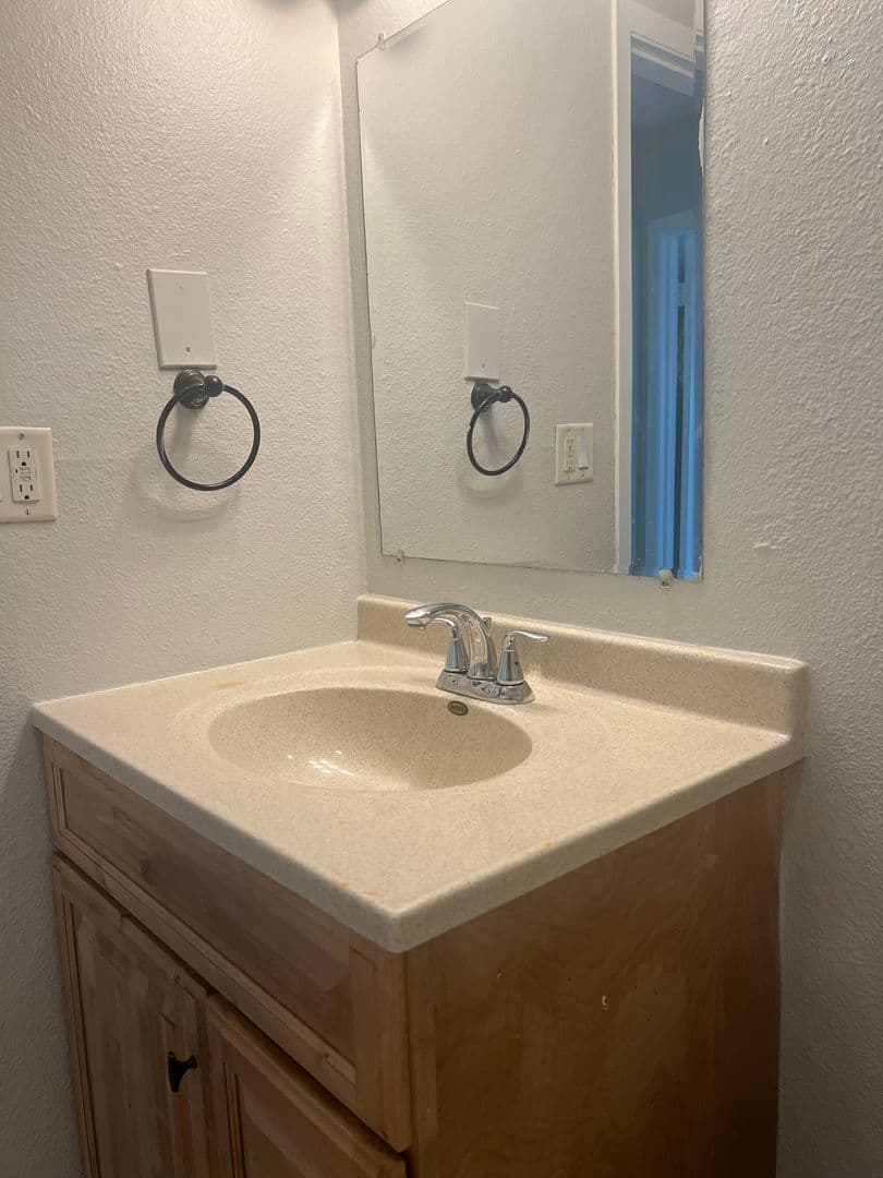Cedar Rapids Apartment: 3300-3312 Oakland Rd Ne