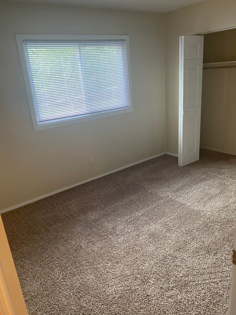 Cedar Rapids Apartment: 1420-1422 Oakland Rd NE