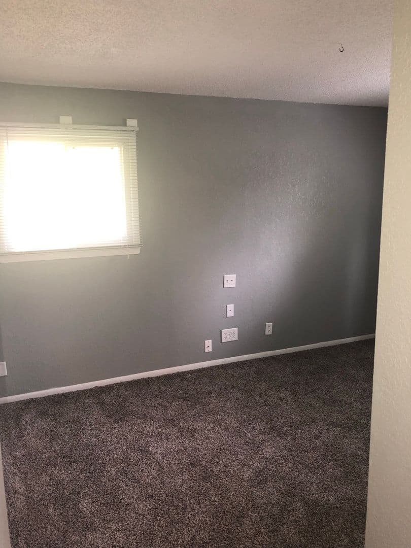 Cedar Rapids House: 1 Oakland Ln NE