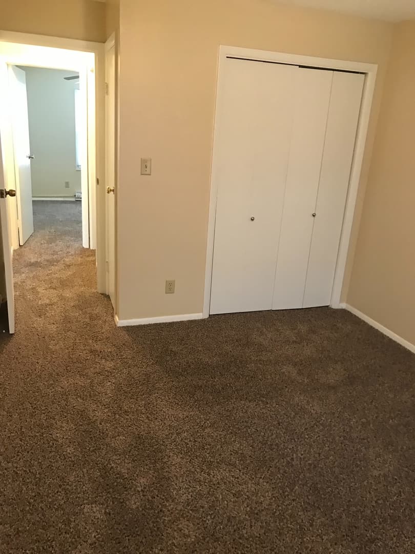 Cedar Rapids Apartment: 3311, 3321 and 3333 Pioneer Ave SE