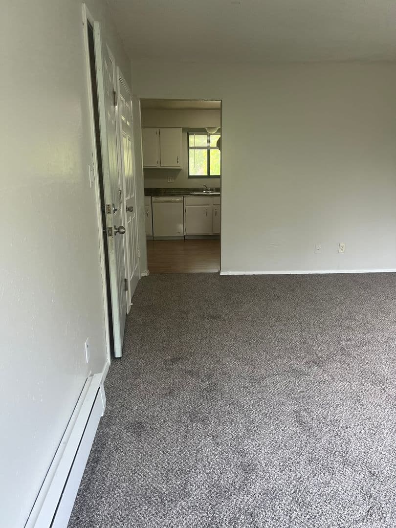 Cedar Rapids Apartment: 3300-3312 Oakland Rd Ne