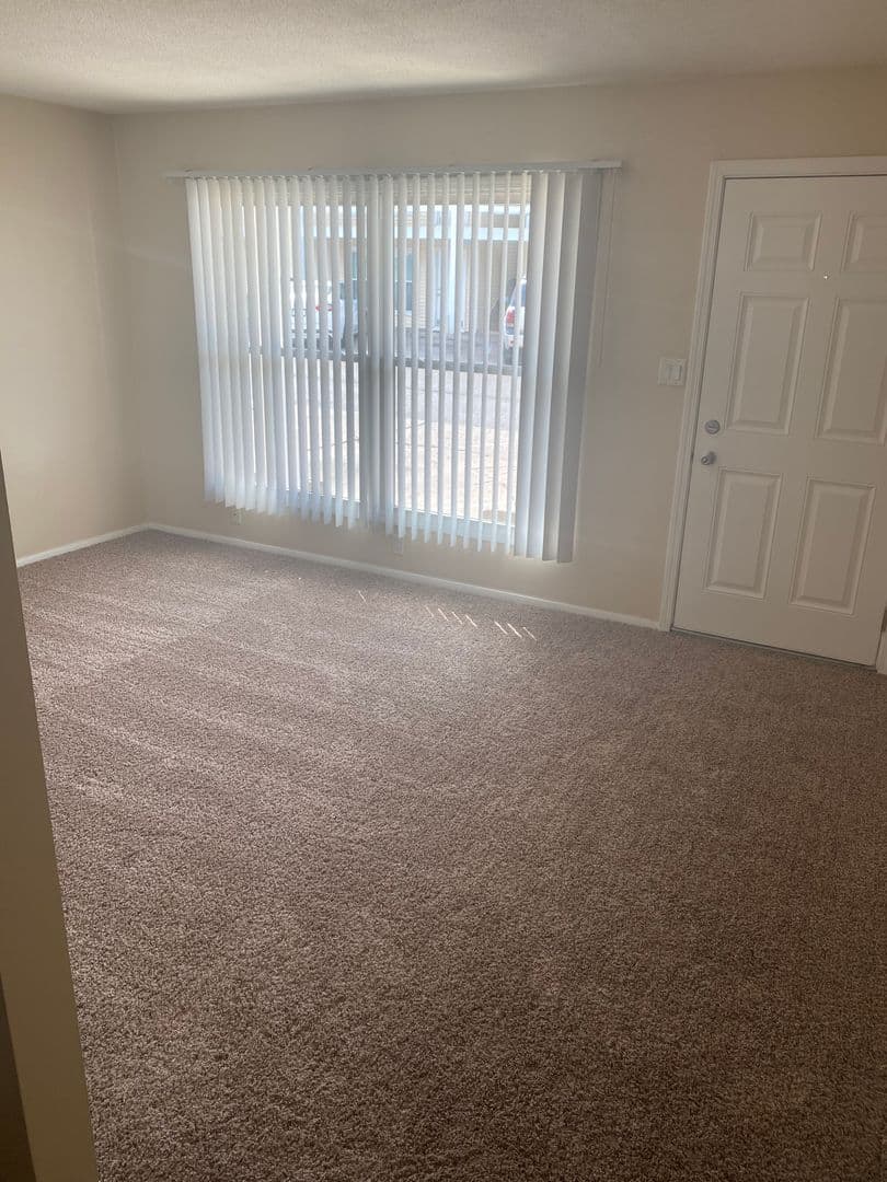 Cedar Rapids Apartment: 1420-1422 Oakland Rd NE
