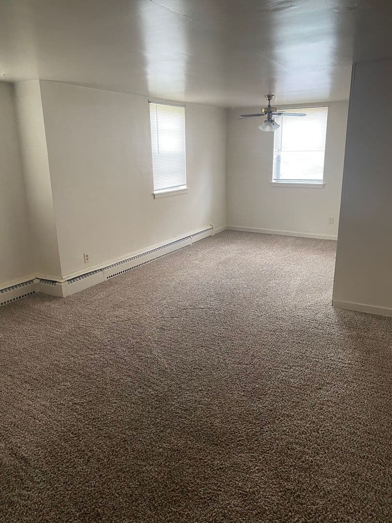 Cedar Rapids Apartment: 1300-1500 Oakland Rd NE