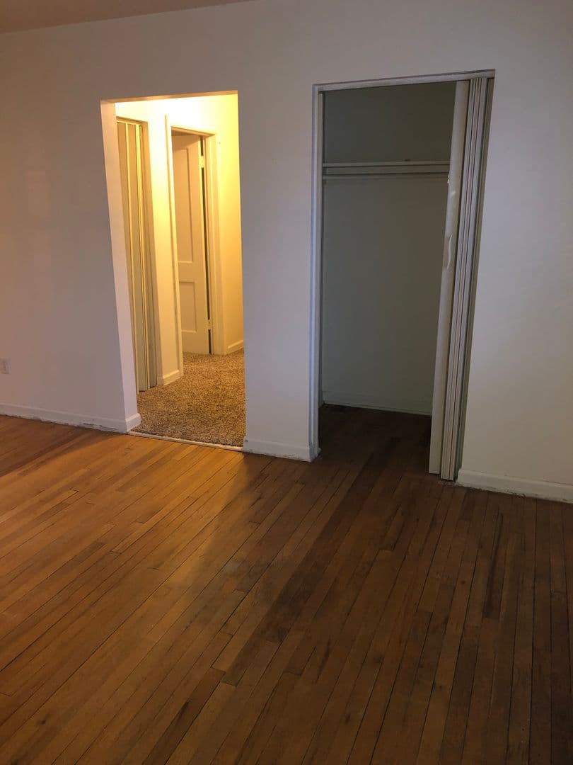 Cedar Rapids Apartment: 1300-1500 Oakland Rd NE
