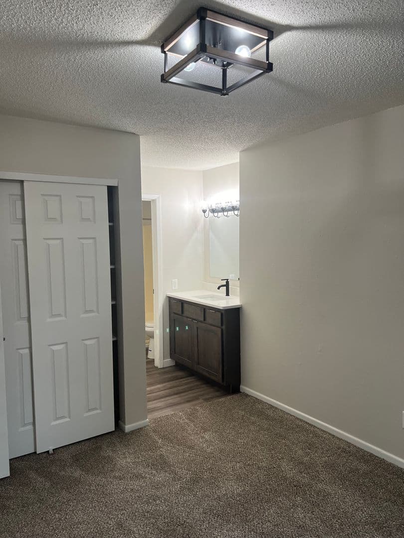 Hiawatha Apartment: 285 Robins Rd