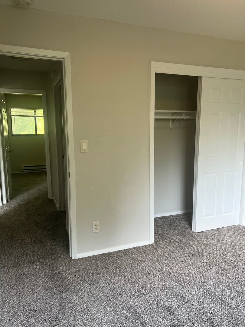 Cedar Rapids Apartment: 3300-3312 Oakland Rd Ne