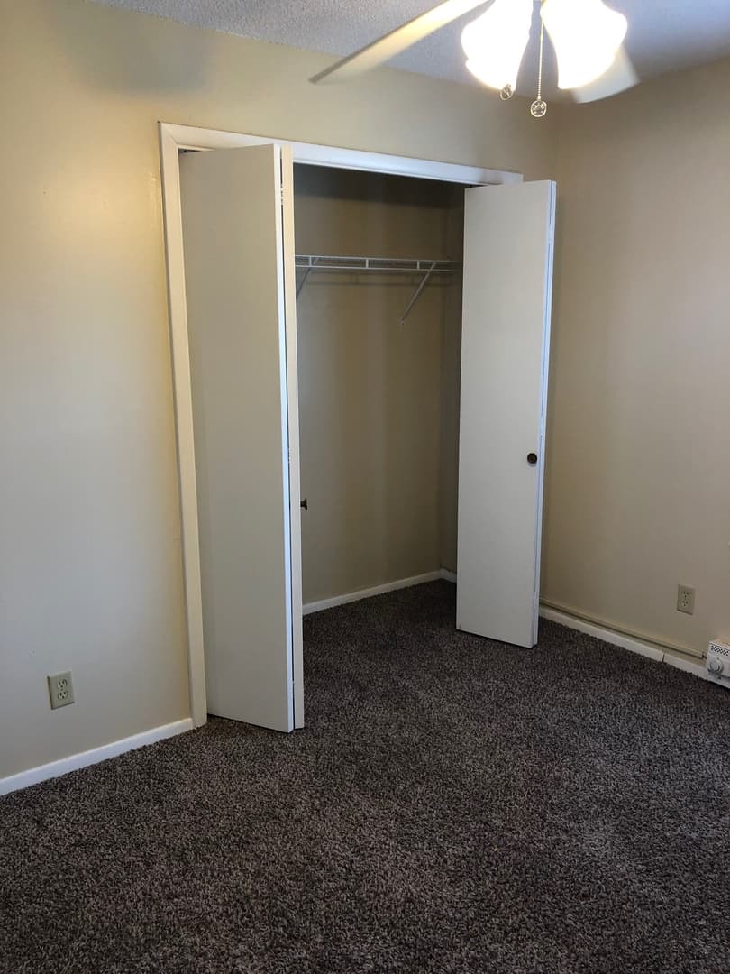 Cedar Rapids Apartment: 3311, 3321 and 3333 Pioneer Ave SE