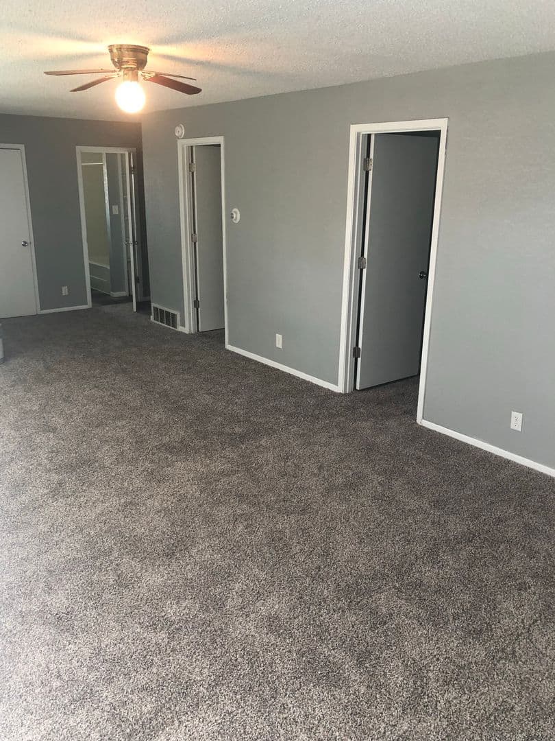 Cedar Rapids House: 1 Oakland Ln NE