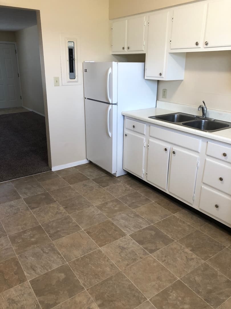Cedar Rapids Apartment: 3311, 3321 and 3333 Pioneer Ave SE