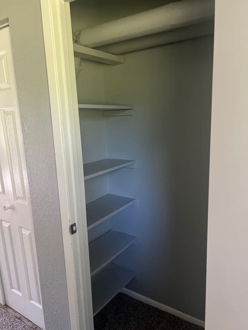 Cedar Rapids House: 1 Oakland Ln NE