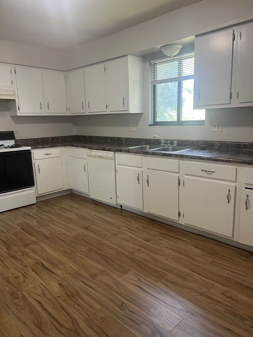 Cedar Rapids Apartment: 3300-3312 Oakland Rd Ne