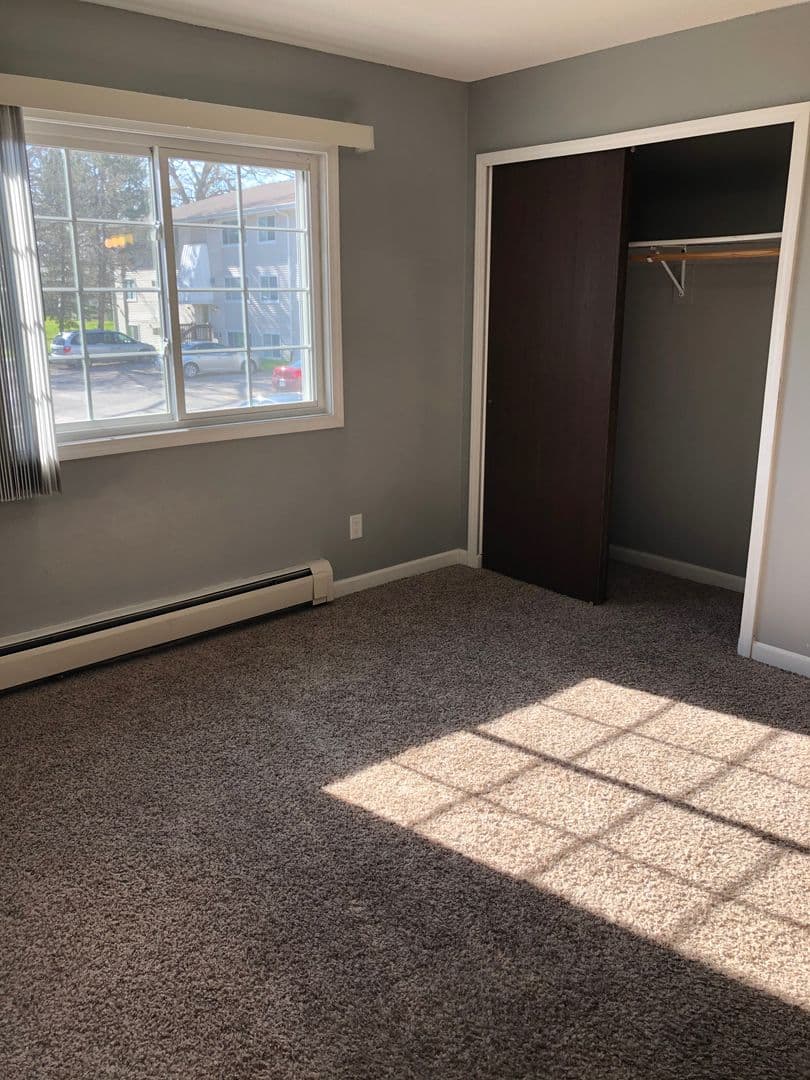 Hiawatha Apartment: 285 Robins Rd