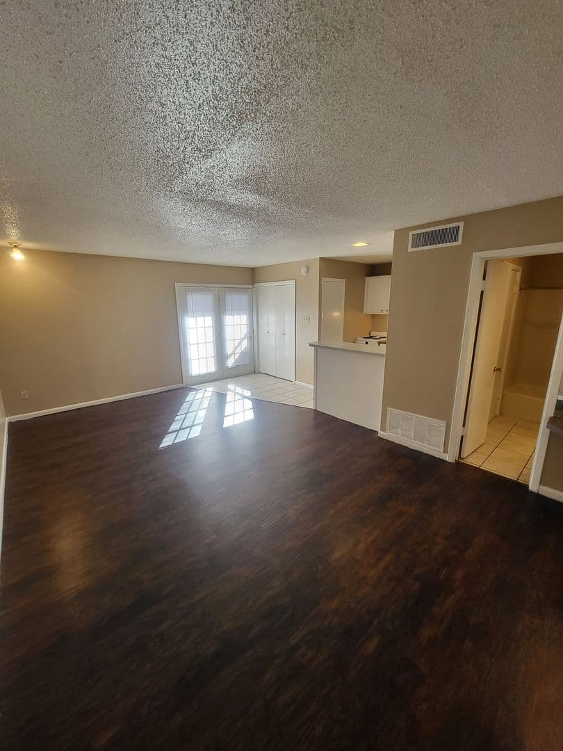 Tyler Apartment: 501 E. Houston St.