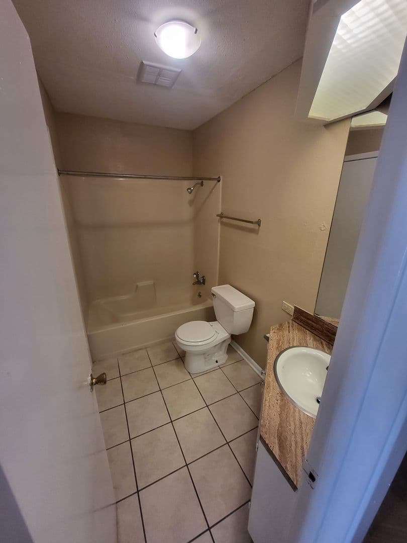 Tyler Apartment: 501 E. Houston St.