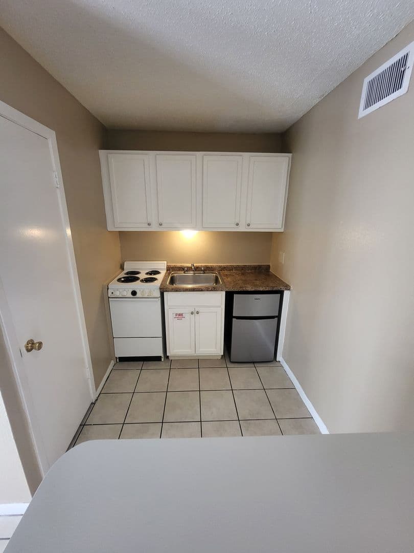 Tyler Apartment: 501 E. Houston St.