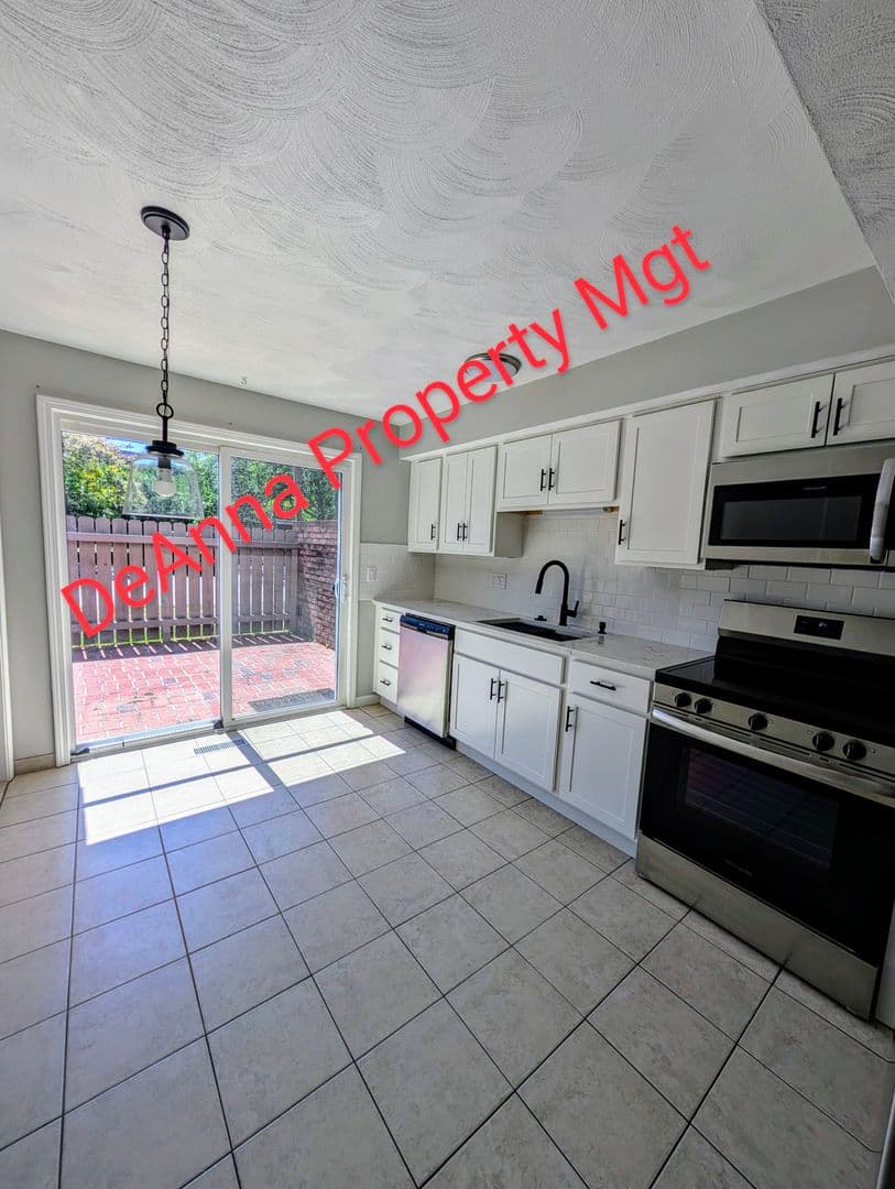Avon House: 2581 Shakespeare Ln