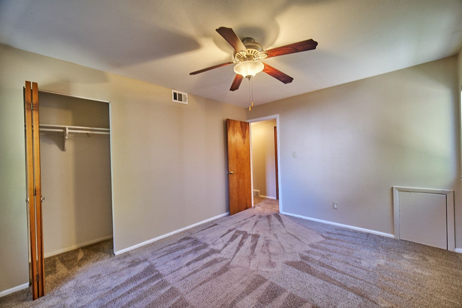 Euclid Apartment: 681 Babbitt Rd.