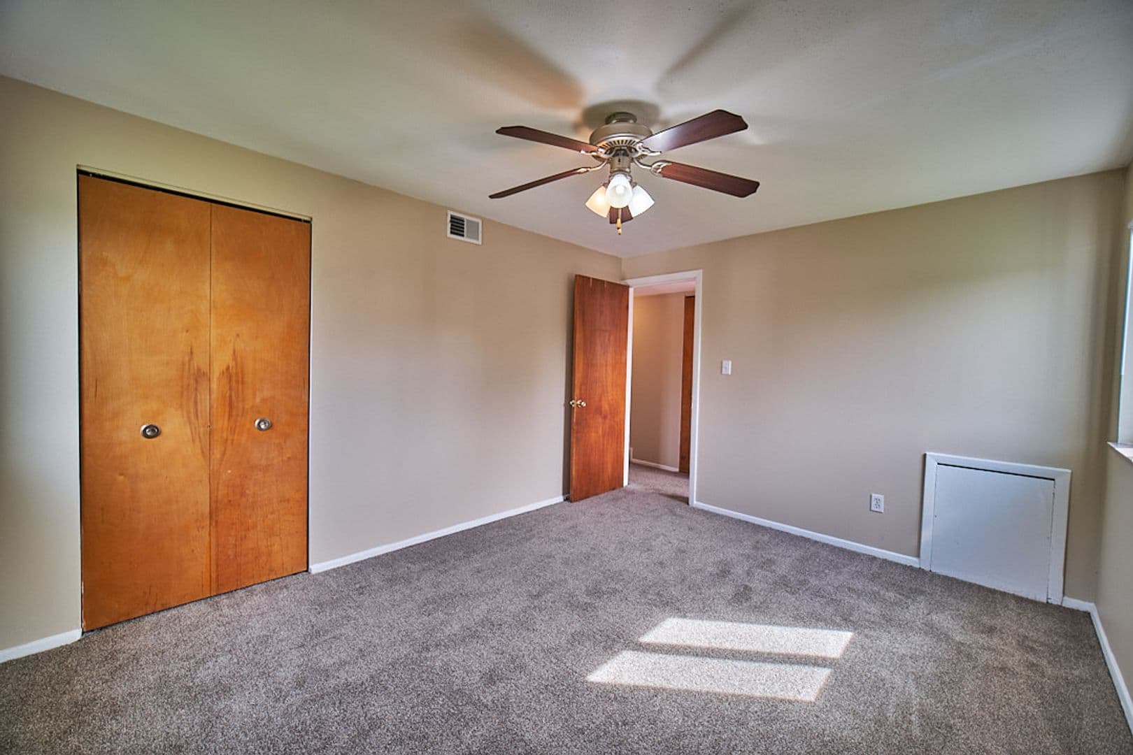 Euclid Apartment: 681 Babbitt Rd.