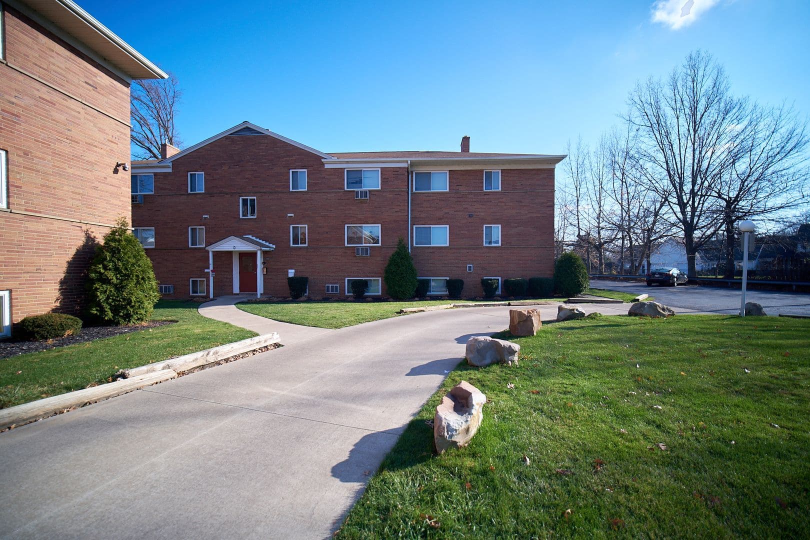 Euclid Apartment: 681 Babbitt Rd.